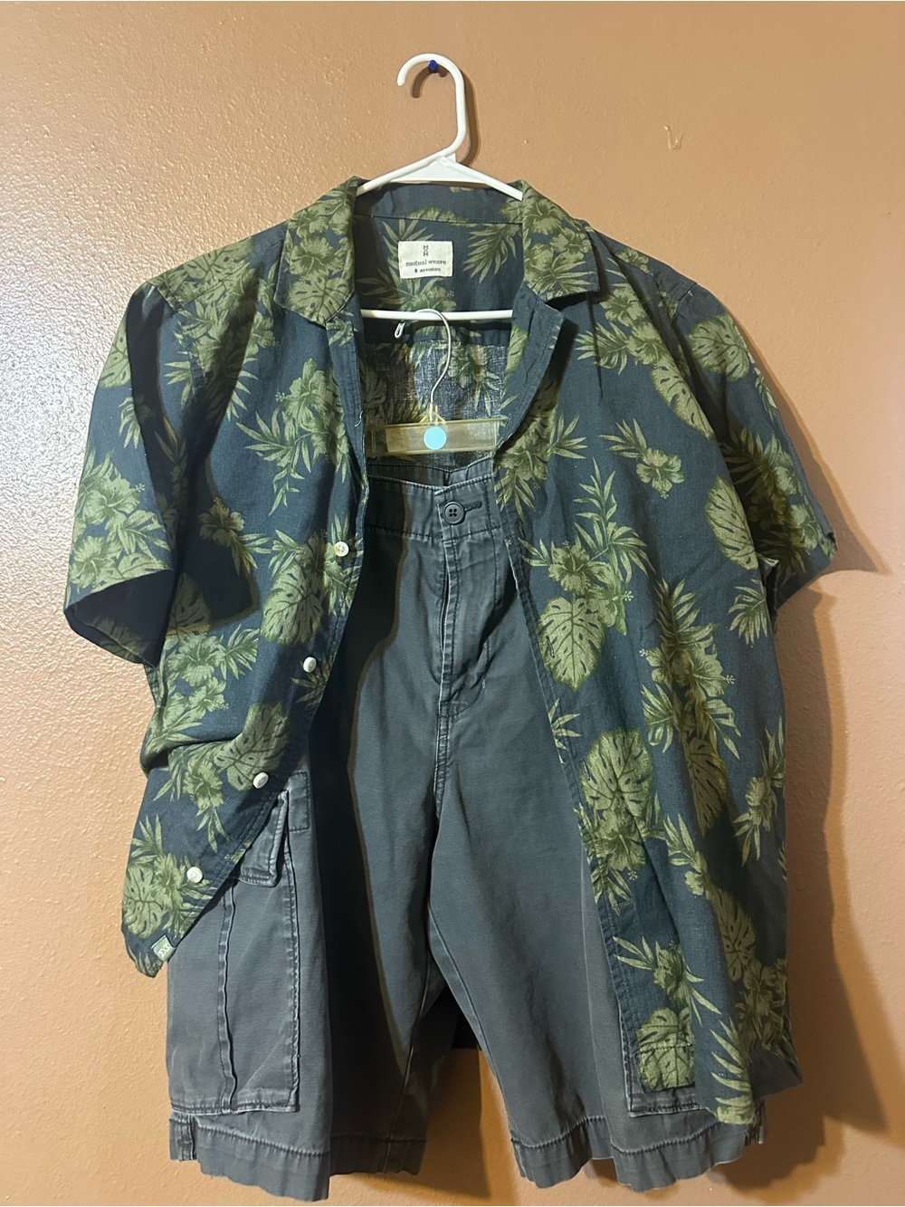 Men's Short Sleeve Tropical Print Button-Down Shirt in Olive Green